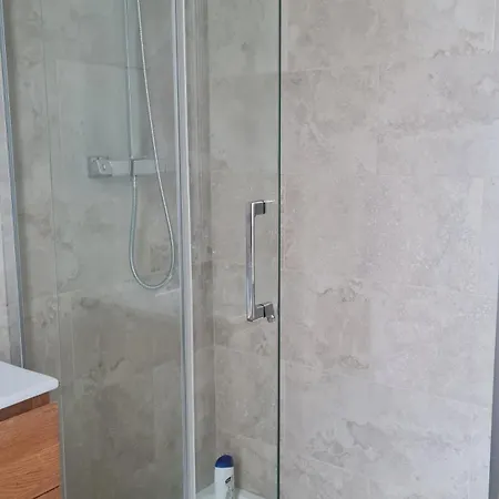 2 Chambres, De Luxe, A 50 M De La *